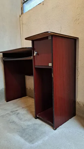 Mesa para computador cor mogno