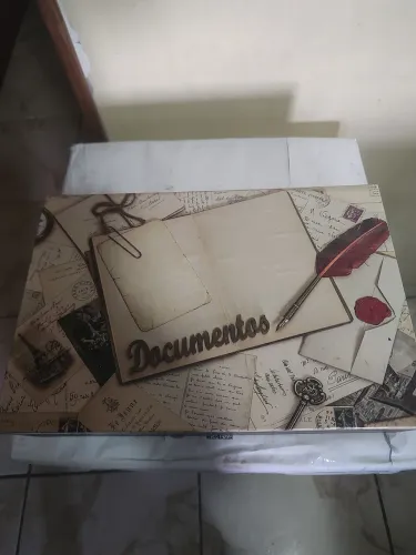 Caixa decorativa em madeira para documentos