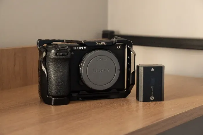 Câmera Sony A6700 26mp 4k 120fps + Cage Smallrig