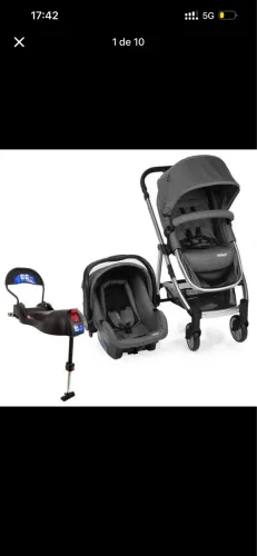 Carrinho de bebê com bebê conforto e base