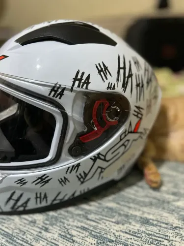 Vende-se Capacete mais a viseira escura