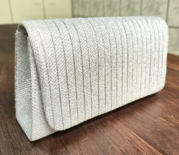 Bolsa de mão prateada brilhante, compacta e elegante