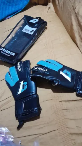 Vendo essa linda luva de goleiro carbon, 09 ,nunca usada