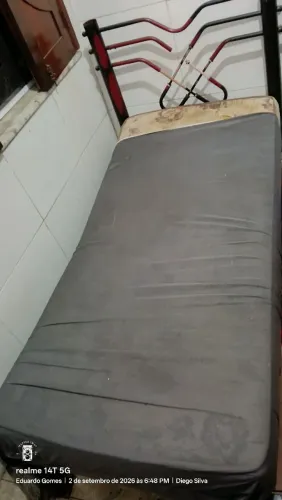 Cama de solteiro tubular com lastro de madeira de qualidade acompanha colchão com capa