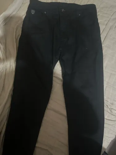 calça preta, blinclass.