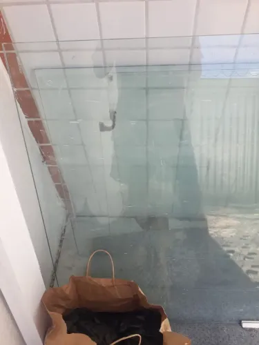 Porta de vidro com fechadura e tranca inox