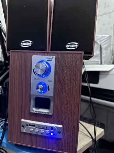 Caixa de Som 2.1 Speaker Wood Bluetooth / USB / SD / Auxiliar - Acabamento em Madeira