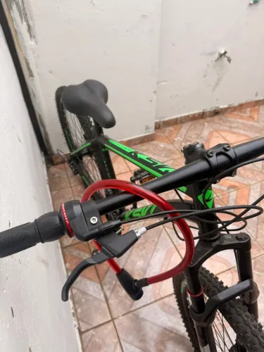 Uma bicicleta semi nov