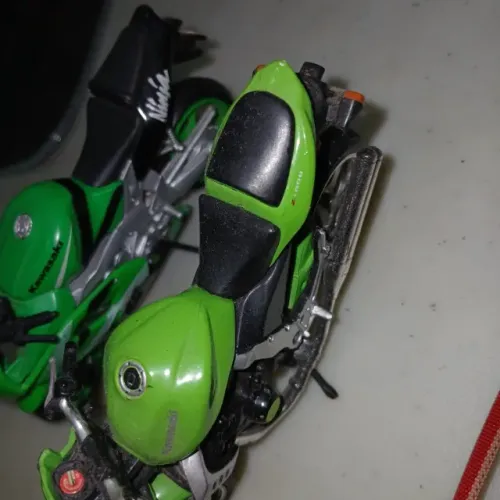 DUAS MINIATURAS DE MOTO KAWASAKI COR VERDE