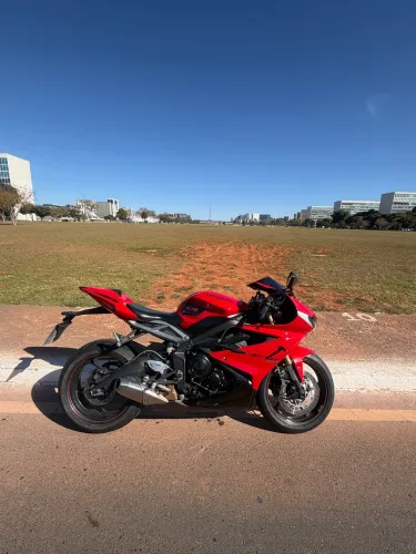 Daytona 675i vermelha