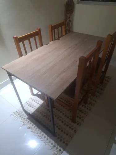 Vendo conjunto composto por uma mesa e quatro cadeiras