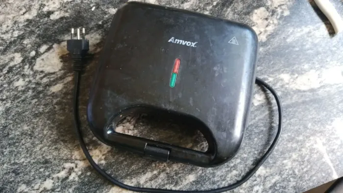 Sanduicheira elétrica preto