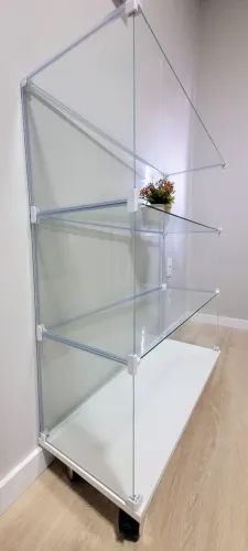 Balcão modulado de vidro e MDF