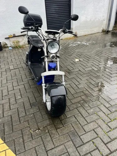 Scooter Elétrica 2000W - Emplacada, conservada e documentada