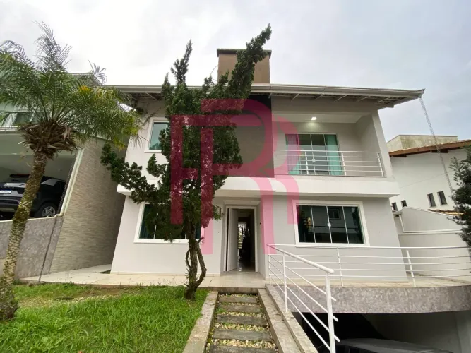 CASA MOBILIADA para locação em condomínio fechado Balneário Camboriú.