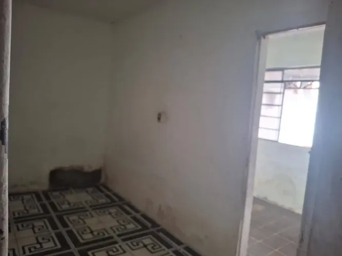 Alugo casa simples