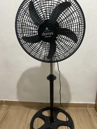 Ventilador de coluna Domni com 5 pás 
