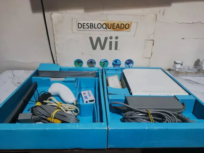 Nintendo Wii Branco Desbloqueado na Caixa (CIB) + Jogo de Brinde