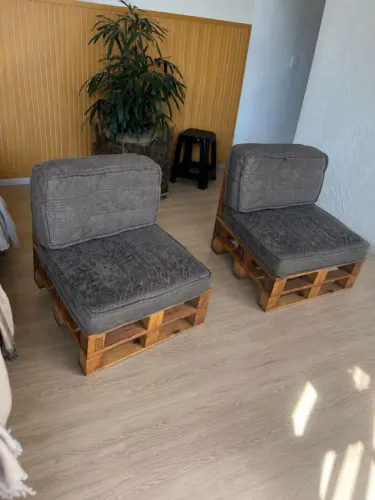2 poltronas em madeira maciça, confortáveis. R$ 700 o par. Aceito propostas.