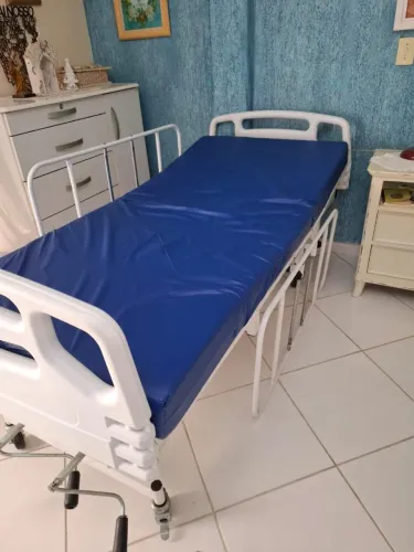 Cama Hospitalar Articulada com Colchão - Excelente Estado - R$ 1.750,00