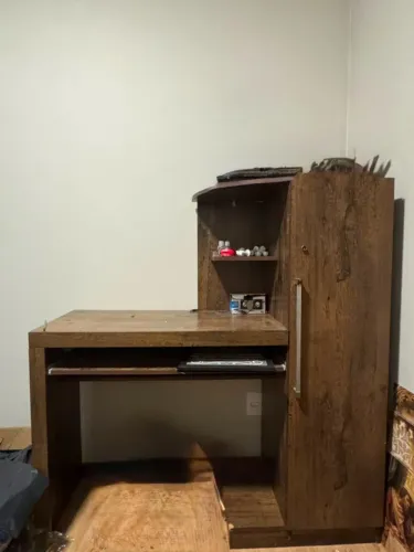 Mesa de estudo para quarto, em excelente estado