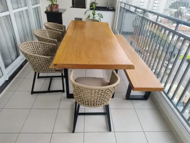 Mesa De Madeira Com Borda Orgânica, 5 Cadeiras + Banco (Usados) - seminovos