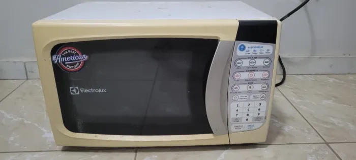 Microondas Electrolux MTD30 20litros display e botões danificados. 