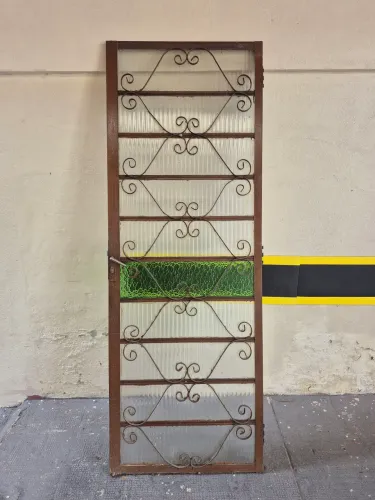 Porta de ferro com os vidros