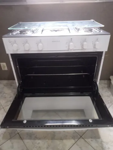 Fogão de 5 bocas na cor branco semi novo