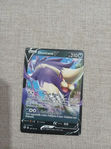 Figurinha pokémon SkuntankV