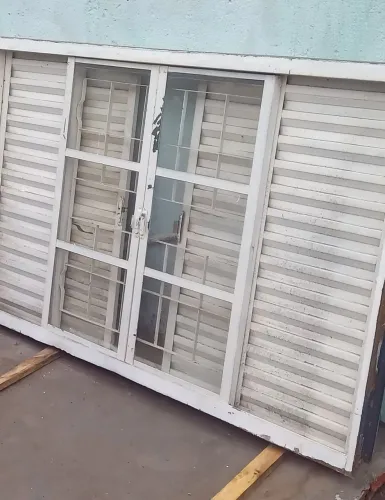 Janela veneziana 1,50x1,00 com grade e vidros 