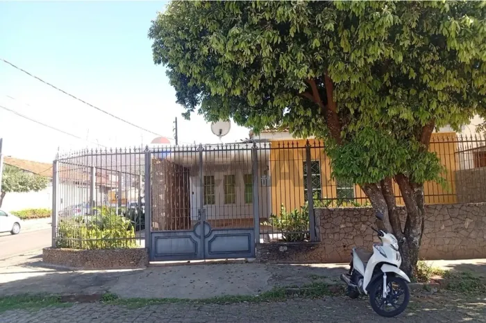 Casa Reformada de 3 Quartos para Locação em Lins