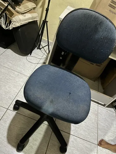 Mesa e poltronas e cadeiras