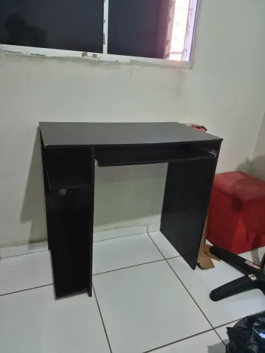 Mesa para Computador com espaço para teclado - Usada em Excelente Estado