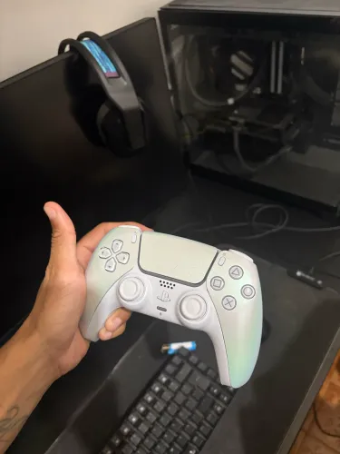 Controle de ps5 Novo, comprei pra joga warzone porém não me adaptei , controle usei 3x