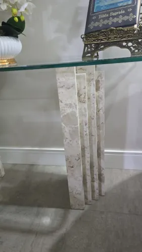 Aparador com Tampo de Vidro Bisotê e Bases em Travertino