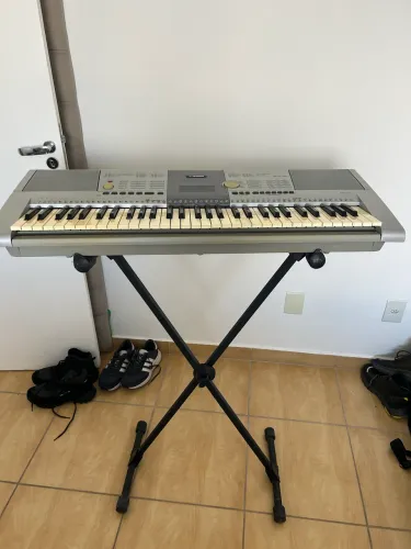 Teclado Yamaha PSR-E253 + suporte 