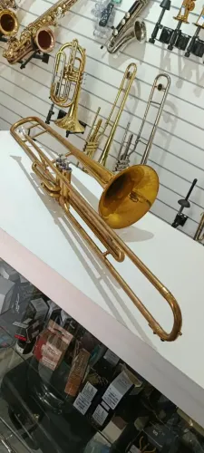 Trombone em Sib Longo E.M. WINSTON Desplacado Usado R$ 1.850,00 12x Sem juros no Cartão