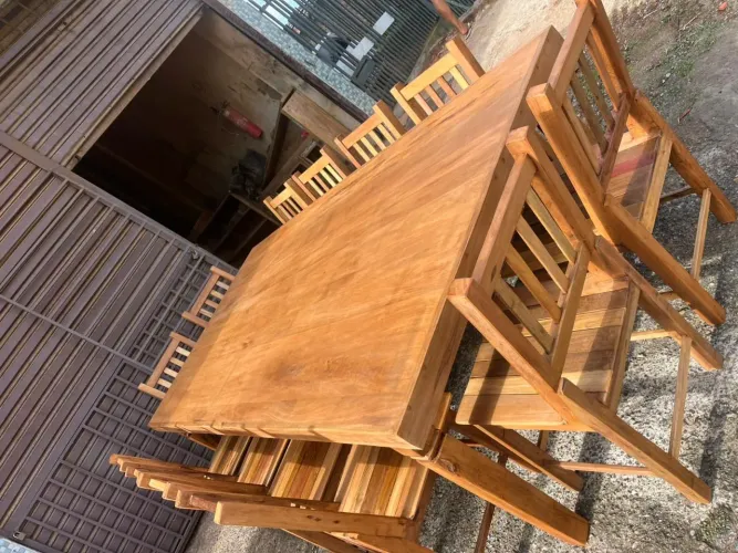 Mesa com 12 cadeiras 