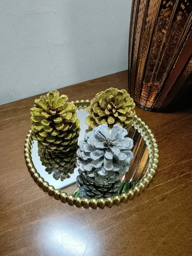 Centro de mesa com lindas pinhas decoradas