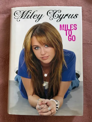 Livro Miley Cyrus Miles to Go