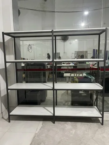 Prateleira de metal com 6 divisórias com mdf de suporte