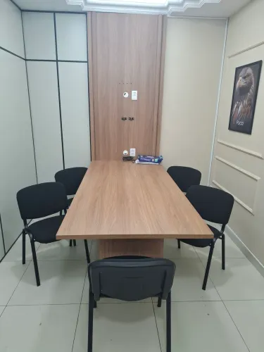 Mesa e painel de TV para reunião.