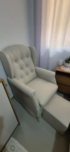 Poltrona de Amamentação / Cadeira de balanço + Puff