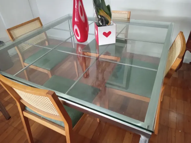 Vende-se mesa de jantar c/4 cadeiras