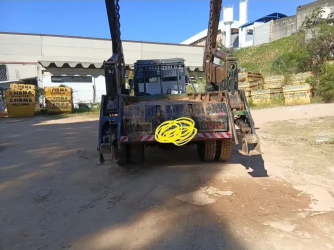 Vende se caminhão com poliguindaste