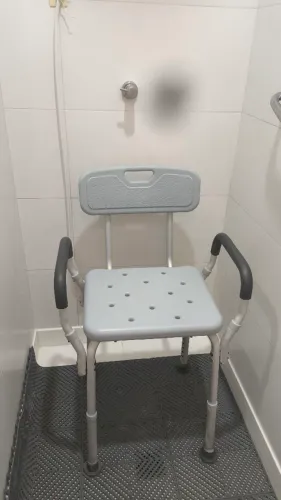 Cadeira de Banho Higiênica Regulável em Alumínio com Encosto e Apoios de Braço