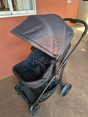 Carrinho de bebê e bebê conforto