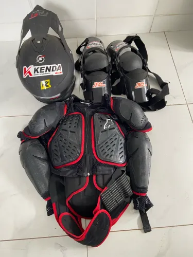 Conjunto trilha moto Capacete/Colete/Joelheira