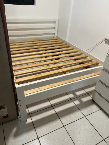 Cama de casal em madeira